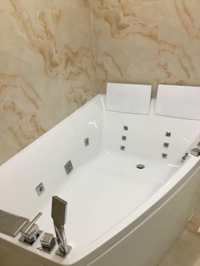 4-Room Jacuzzi Apartment 利沃夫 外观 照片